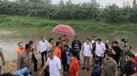 Komisi III DPR mendatangi lokasi penemuan 7 jasad remaja yang ditemukan mengambang di Kali Bekasi, Jatiasih, Kota Bekasi, Selasa (24/9/2024). (Liputan6.com/Delvira Hutabarat)
