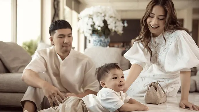 6 Inspirasi Seragam Lebaran yang Elegan dari Keluarga Nikita Willy dan Indra Priawan