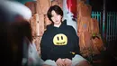 Selain jadi Dj dan aktor, Ari Irham juga seorang model yang kerap menjalani serangkaian pemotretan. Tak heran jika hanya menggunakan hoodie saja, ia bak model untuk cover majalah. (Liputan6.com/IG/@ariirhamm)
