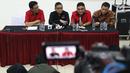 Ketua DPP PDIP, Andreas Pareira (ketiga kiri) memberi keterangan terkait Kongres V PDI Perjuangan tahun 2019 di Jakarta, Kamis (1/8/2019). Kongres dilaksanakan di Bali pada 8 Agustus 2019 dan mengambil tema Solid Bergerak Untuk Indonesia Raya. (Liputan6.com/Helmi Fithriansyah)