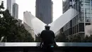 Petugas NYPD berdiri menghadiri upacara peringatan 16 tahun korban serangan 11 September di Museum dan Memorial Nasional 9/11, New York, Amerika Serikat, Senin (11/9). (Drew Angerer/Getty Images/AFP)
