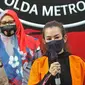 Penyanyi Reza Artamevia (tengah) saat rilis kasus pengungkapan tindak pidana narkotika di Polda Metro Jaya, Jakarta, MInggu (6/9/2020). Ditresnarkoba Polda Metro Jaya menangkap Reza Artamevia serta mengamankan barang bukti narkotika jenis sabu seberat 0,78 gram. (Liputan6.com/Herman Zakharia)