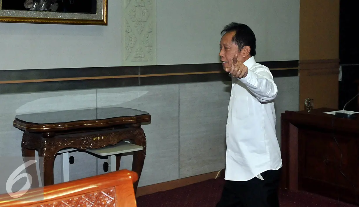 Kepala Badan Intelejen Nasional (BIN) Sutiyoso usai mengikuti rapat kerja dengan Komisi I DPR RI di Kompleks Parlemen, Jakarta, Senin (28/92015). Rapat membahas isu-isu teraktual yang berhubungan dengan intelejen Indonesia. (Liputan6.com/Johan Tallo)