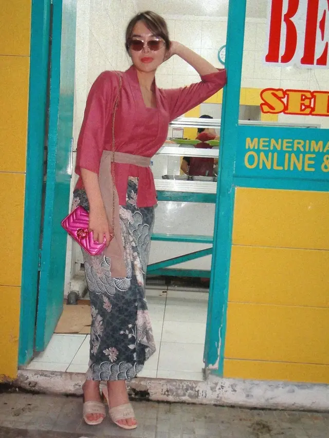 Potret Amanda Manopo Mejeng di Warteg Kenakan Kebaya, Ikuti Gaya Eva Celia?