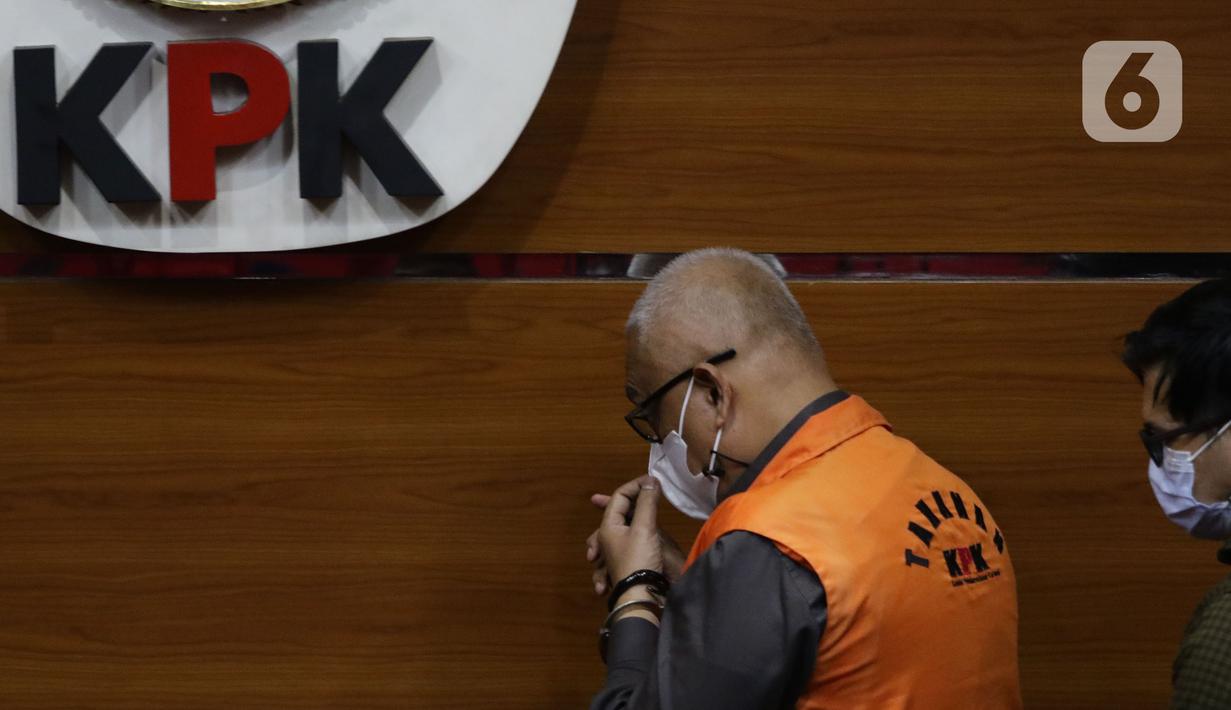 Mantan Bupati Buru Selatan, Tagop Sudarsono Soulisa (kiri) usai rilis penahanan tersangka di Gedung KPK, Jakarta, Rabu (26/1/2022). Tagop S S ditetapkan sebagai tersangka suap, gratifikasi, dan TPPU terkait pengadaan barang jasa di Kab Buru Selatan tahun 2011-2016. (Liputan6.com/Helmi Fithriansyah)