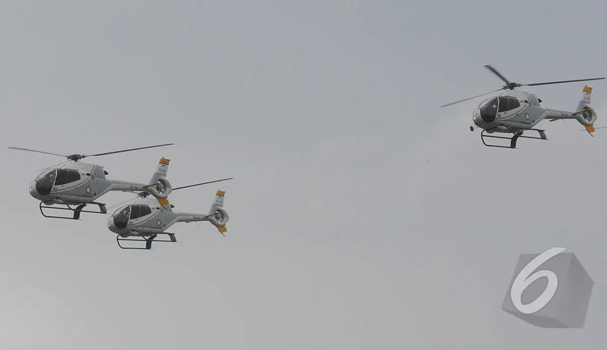 Tiga Helikopter TNI AU membentuk formasi di udara saat upacara sertijab KSAU di Taxi Way "Echo" Lanud Halim Perdanakusuma, Jakarta, Kamis (15/1/2015). (Liputan6.com/Herman Zakharia)