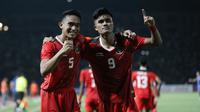 Selebrasi striker Timnas Indonesia U-22, Ramadhan Sananta (kanan) bersama Rizky Ridho Ramadhani setelah mencetak gol kedua ke gawang Thailand pada laga final cabor sepak bola SEA Games 2023 di National Olympic Stadium, Phnom Penh, Kamboja, Selasa (16/5/2023). (Bola.com/Abdul Aziz)