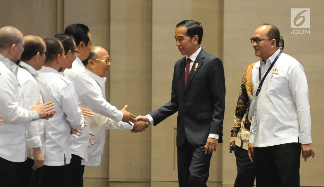 Presiden Jokowi dan Ketua Umum Kadin, Rosan P. Roeslani pada acara penutupan Rapimnas Kadin di Solo, Jawa Tengah, Rabu (28/11). Dalam pidatonya Jokowi berencana membatalkan rencana relaksasi Daftar Negatif Investasi (DNI). (Liputan6.com/Angga Yuniar)
