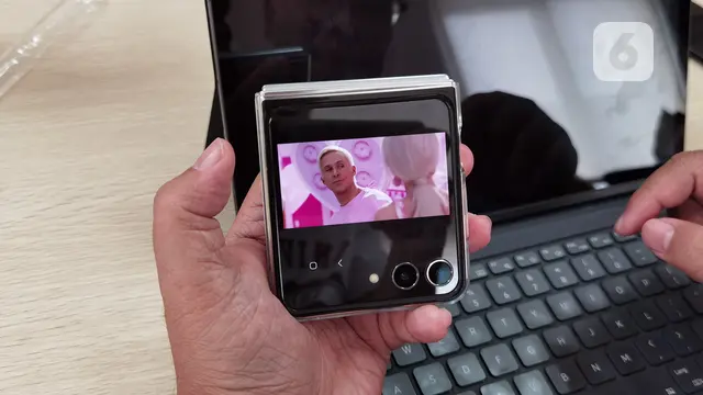 Menonton film di cover screen Samsung Galaxy Z Flip5. Liputan6.com/Iskandar