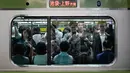 Penumpang menaiki kereta Yamanote Line yang penuh sesak di Stasiun Shinjuku, Tokyo, Jepang, Sabtu (25/5/2019). (AP Photo/Jae C. Hong)
