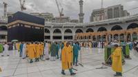 Pekerja di Masjidil Haram di Makkah membersihkan area Mataf dari air hujan. (Twitter @ReasahAlharmain)