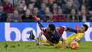 Pemain Villarreal Jaume Costa (kanan) berebut bola dengan pemain Barcelona Munir El Haddadi pada lanjutan La Liga Spanyol di Stadion Camp Nou, Barcelona, Spanyol, MInggu (8/11/2015). ( AFP Photo/ Josep Lago)