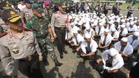 Kapolri Jenderal Tito Karnavian bersama Panglima TNI Jenderal Gatot Nurmantyo meninjau Brimob bersorban putih saat apel kesiapsiagaan pengamanan tahap kampanye Pilkada Serentak 2017 di Silang Monas, Jakarta, Rabu (2/11). (Liputan6.com/Immanuel Antonius)