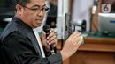 Jaksa menunjukkan barang bukti senjata HS dalam sidang lanjutan kasus pembunuhan Brigadir Yosua Hutabarat aau Brigadir J dengan terdakwa Ferdy Sambo dan Putri Chandrawathi di PN Jakarta Selatan, Jakarta, Selasa (22/11/2022). Jaksa Penuntut Umum (JPU) menghadirkan beberapa senjata api yang dijadikan alat bukti dalam kasus pembunuhan Brigadir J. (Liputan6.com/Faizal Fanani)