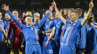Para pemain Islandia merayakan keberhasilan lolos ke Piala Dunia 2018. (AFP/Haraldur Gudjonsson)