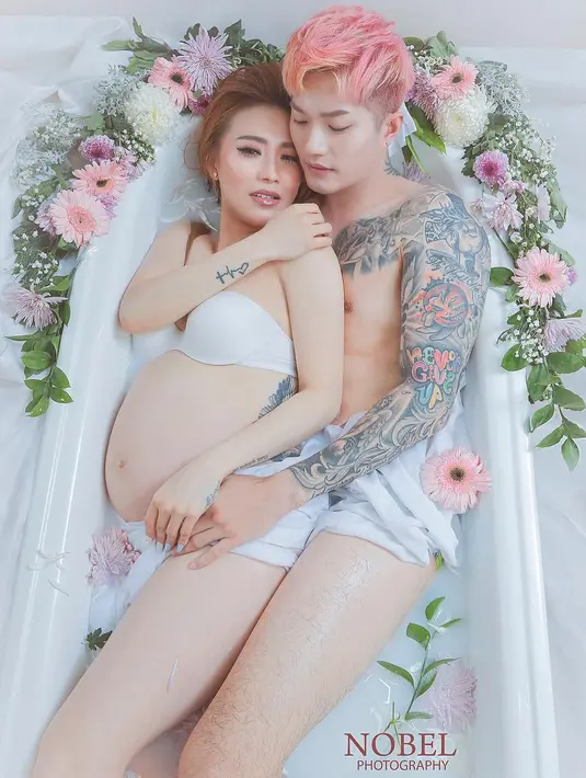 Pasangan Lee Jeong Hoon dan Monique Octaviani tengah menanti anak pertama dari pernikahannya. Yuk lihat lima foto maternity terbarunya. (Instagram/nobelphotography)