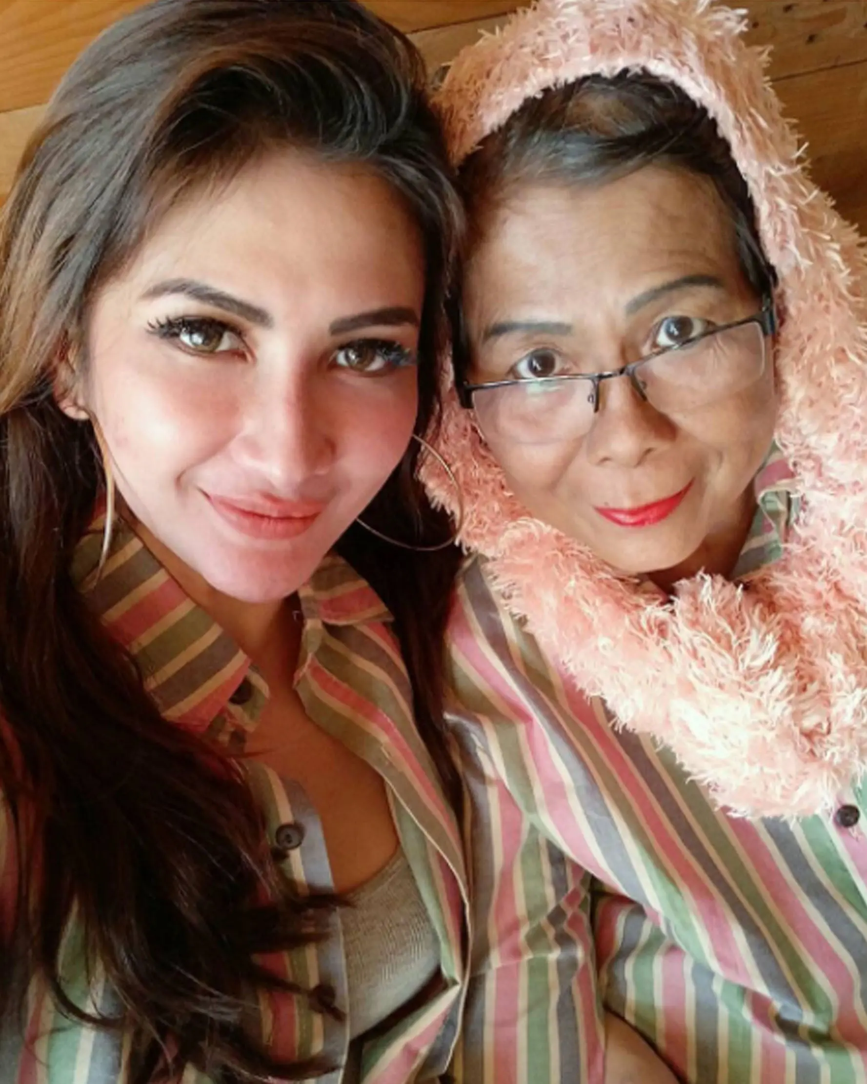 Natalie Sarah bersama mendiang ibunya, Nurmiati Siahaan. (Instagram)