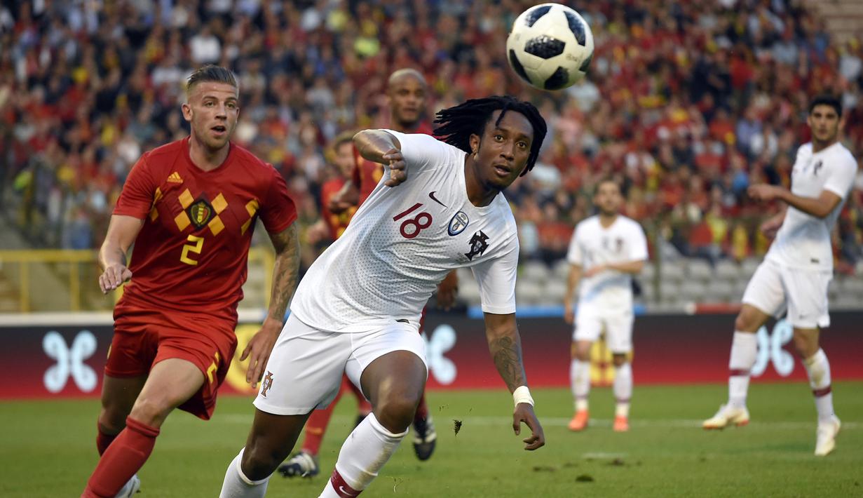 Bek Belgia, Toby Alderweireld, berebut bola dengan striker Portugal, Gelson Martins, pada laga persahabatan di Stadion King Baudouin, Brussels, Sabtu (2/6/2018). Kedua negara bermain imbang 0-0. (AFP/John Thys)
