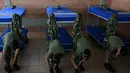 Tahun ini, para pejabat mengizinkan perempuan dalam rentang usia yang sama untuk secara sukarela bergabung dengan militer.  (AFP/Raul Arboleda)