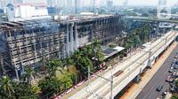 Foto udara gedung utama Gedung Kejaksaan Agung Republik Indonesia usai kebakaran hebat di Jakarta, Minggu (23/8/2020). Kebakaran selama 11 jam menyebabkan gedung utama Kejaksaan Agung, baik sayap kanan maupun kiri, hangus terbakar. (Liputan6.com/Faizal Fanani)