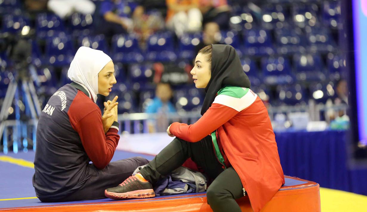 Dua atlet Wushu Iran, berbincang  saat berlatih sebelum tanding pada Kejuaraan Dunia Wushu di Istora, Senayan, Jakarta, Senin (16/11/2015). (Bola.com/Nicklas Hanoatubun)