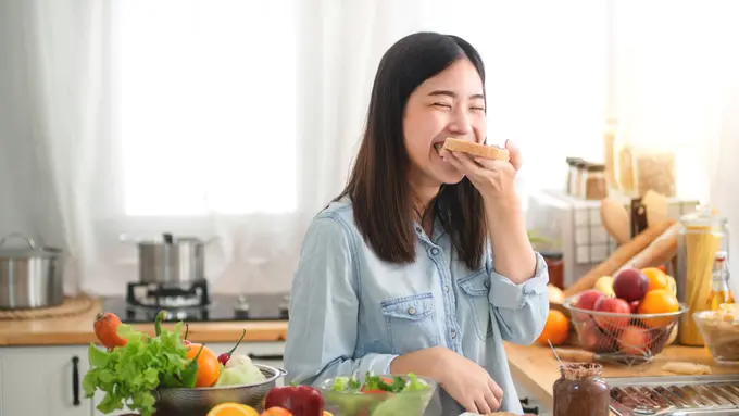perempuan makan