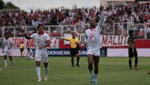 Penyerang Malut United, David da Silva (kanan), berhasil menyumbangkan satu gol saat timnya menang 3-2 atas Borneo FC pada laga tunda pekan ke-8 BRI Super League di Stadion Gelora Kie Raha, Ternate, Minggu (28/12/2025) siang WIB. (dok. Malut United)