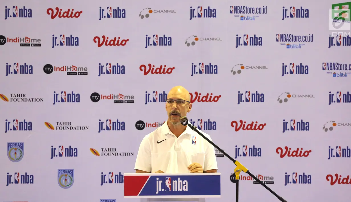 Managing Director NBA Asia Scott Levy, memberi sambutan pada acara Jr. NBA Indonesia Camp 2019 di Cilandak Sports Center, Jakarta, Minggu (31/3). Jr. NBA dibentuk untuk membantu anak-anak Indonesia meningkatkan kesehatan dan mengajarkan nilai kunci olahraga. (Liputan6.com/Fery Pradolo)