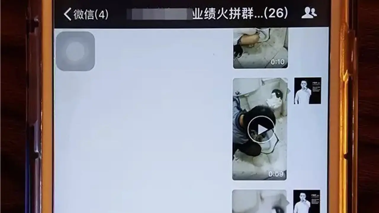 Rekaman video karyawan minuman air toilet yang beredar di media sosial. (Chengdu Business Daily)