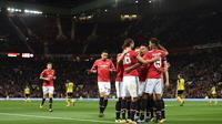 Para pemain Manchester United merayakan gol ke gawang Burton Albion pada putaran ketiga Piala Liga Inggris di Old Trafford, Manchester, Rabu (20/9/2017). (AFP/Paul Ellis)
