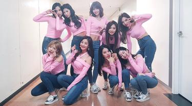 Lirik Lagu Twice Wake Me Up News Entertainment Fimela Com Wake me up avicii feeling my way through the darkness guided by a beating heart i can't tell where the journey will end. lirik lagu twice wake me up news