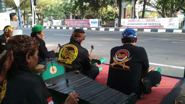 Menikmati Musik Gamelan Pengusir Portugis di Posko Mudik 2019 Cirebon