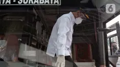 Menhub Budi Karya Sumadi mengecek kesiapan salah satu bus di Terminal Bus Terpadu Pulo Gebang, Jakarta, Kamis (31/12/2020). Sebelumnya Menhub Budi Karya Sumadi bersama Wagub DKI Jakarta Ahmad Riza Patria meresmikan sistem tiket elektronik Terminal Pulo Gebang. (Liputan6.com/Helmi Fithriansyah)
