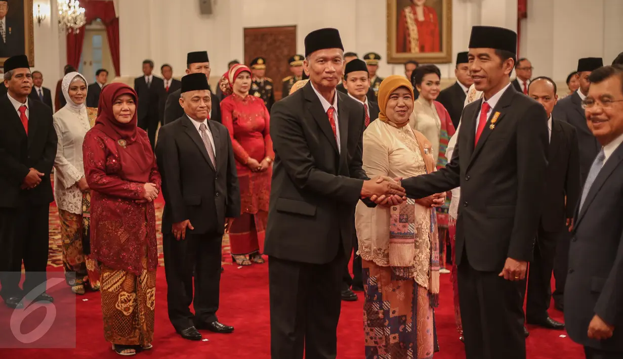 Presiden Jokowi (kedua kanan) berjabat tangan dengan salah satu dari sembilan anggota Komisi Kejaksaan dengan masa jabatan 2015-2019 usai pelantikan di Istana Merdeka, Jakarta, Kamis (6/7/2015). (Liputan6.com/Faizal Fanani)