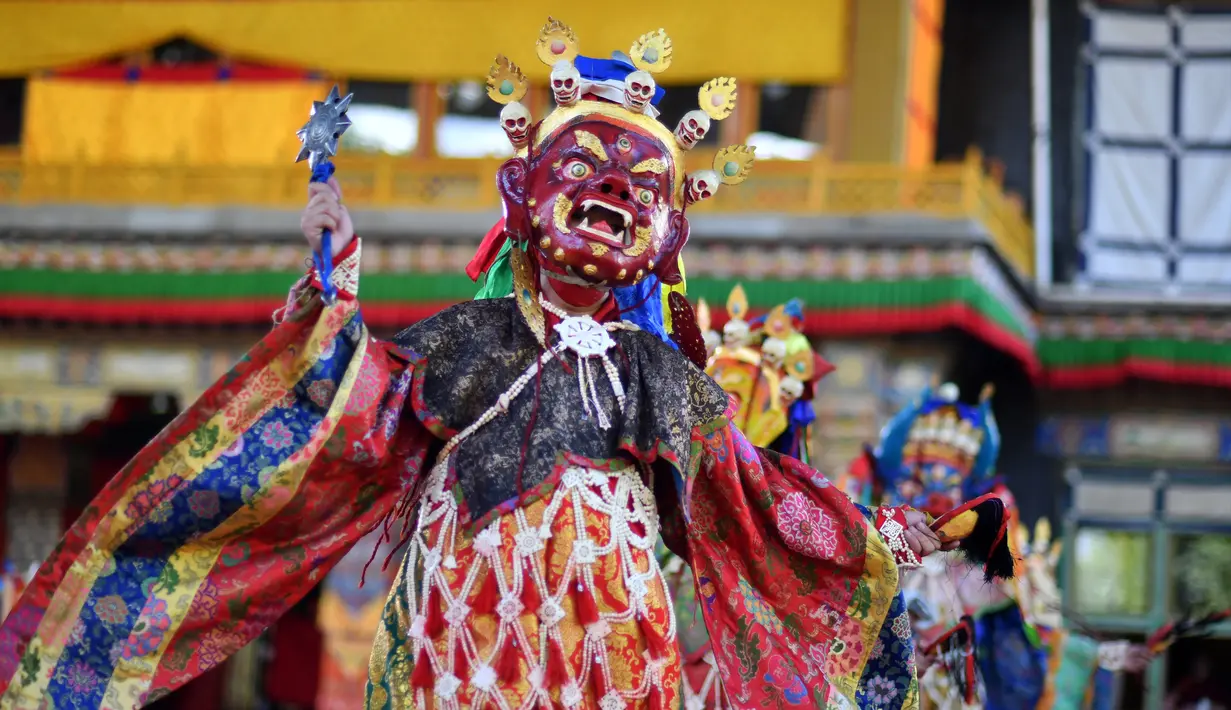 Para biksu Buddha yang mengenakan topeng tampil dalam acara tarian Cham tahunan untuk berdoa agar mendapatkan panen yang baik dan kehidupan yang damai di Biara Tashilhunpo di Xigaze, Daerah Otonom Tibet, China barat daya, 22 September 2020. (Xinhua/Chogo)