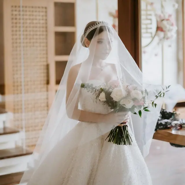 Potret Detail Gaun Pernikahan Wendy Walters, Bernuansa Putih dan Elegan. (Sumber: Instagram/wendywalters)