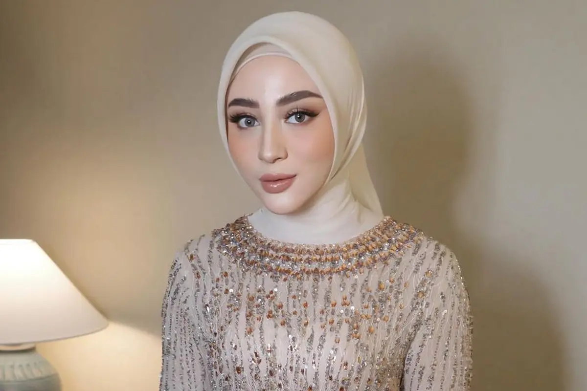 6 Potret Anggun Margin Wieheerm Kenakan Kebaya Full Payet saat Wisuda, Resmi Jadi Sarjana Hukum