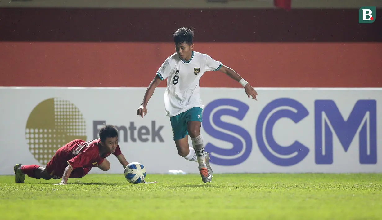 Arkhan Kaka Purwanto. Striker kelahiran Blitar berusia 14 tahun dan merupakan anak mantan pesepak bola Purwanto Suwondo ini mampu menyumbang 2 gol bagi Tim Garuda Asia selama turnamen Piala AFF U-16 2022 berlangsung. Satu gol dicetak saat mengalahkan Filipina 2-0 di laga pertama grup A (31/7/2022). Sementara gol keduanya lahir saat menang 2-1 atas Vietnam di laga terakhir Grup A (6/8/2022). (Bola.com/Bagaskara Lazuardi)