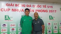 Pelatih Timnas U-16, Fachri Husaini, dan M. Uchida dalam sesi konferensi pers jelang partai melawan Myanmar dalam turnamen di Vietnam, Selasa (13/6/2017). (Bola.com/Dok. PSSI)