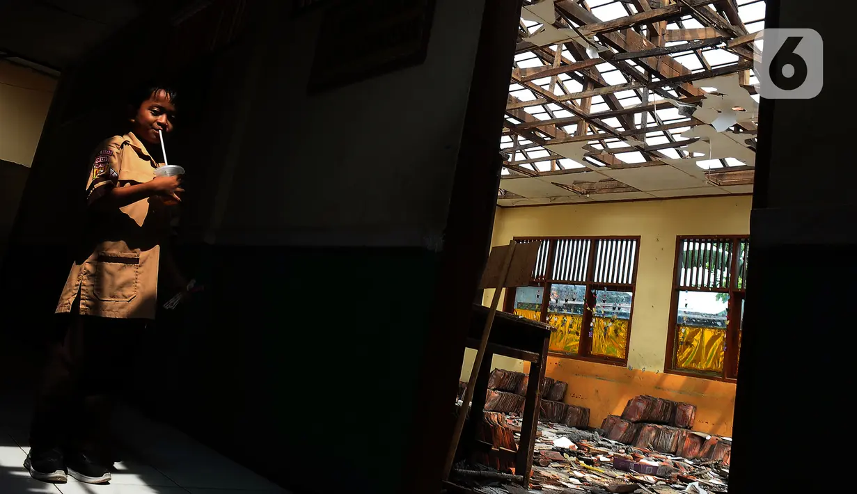 Pihak sekolah mengatakan atap gedung sekolah yang ambruk itu usai diguyur hujan deras disertai angin kencang. (merdeka.com/Imam Buhori)