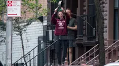 Seorang wanita memukul panci  mengungkapkan rasa terima kasih dan hormat kepada para petugas kesehatan di New York, AS (16/4/2020). Setiap malam pukul 19.00 waktu setempat, warga bertepuk tangan menyemangati pekerja esensial mendukung dan mengapresiasi selama pandemi COVID-19. (Xinhua/Michael Nagle)
