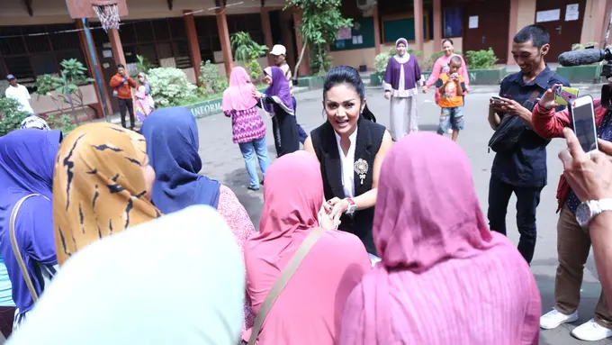Selain untuk menyampaikan hak pilihnya, Krisdayanti menjadikan TPS sebagai tempat silaturahmi. (Nurwahyunan/Bintang.com)
