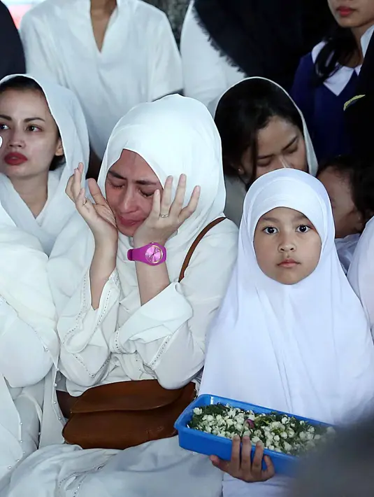 Ayahanda Annisa meninggal dunia saat mendapat perawatan di ruang ICU Rumah Sakit Fatmawati pada Kamis (17/11/2016) pikul 14.55 WIB. Annisa sangat bersedih, lantaran tak disisi ayahnya saat-saat terakhir. (Nurwahyunan/Bintang.com)