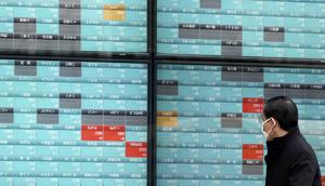 Seorang pria melihat layar monitor yang menunjukkan indeks bursa saham Nikkei 225 Jepang dan lainnya di sebuah perusahaan sekuritas di Tokyo, Senin (10/2/2020). Pasar saham Asia turun pada Senin setelah China melaporkan kenaikan dalam kasus wabah virus corona. (AP Photo/Eugene Hoshiko)