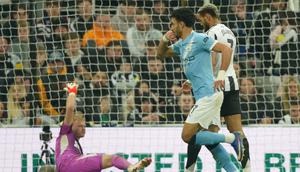 Selebrasi Omar Marmoush di laga Newcastle vs Manchester City di ronde kelima FA Cup di St James' Park, Minggu (08/03/2026) dini hari WIB. (AP Photo/Ian Hodgson)