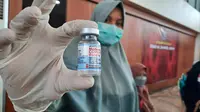 Seorang petugas vaksinasi massal di Convention Hall, Banda Aceh, memperlihatkan vaksin jenis Moderna (Liputan6.com/Rino Abonita)
