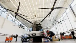 Pekerja mempersiapkan mobil terbang yang diberi nama Skai yang dikembangkan oleh perusahaan startup Alaka’I Technologies di Newbury Park, California, 28 Mei 2019. Skai dapat terbang hingga 4 jam dengan jarak sejauh 400 mil dan dilengkapi dengan parasut hingga auto-pilot. (AP/Marcio Jose Sanchez)