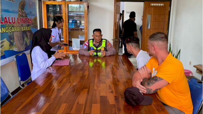 Viral Dua Bule Inggris Beradegan Bahaya di Jalanan Labuan Bajo