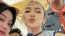 Kini berstatus kakak Ipar, Mahalini pun hadir di acara ulang tahun Rizwan. Ia mengenakan vest denim dipadukan tank top biru senada dengan waena kalung choker mawarnya. [@mahaliniraharja]