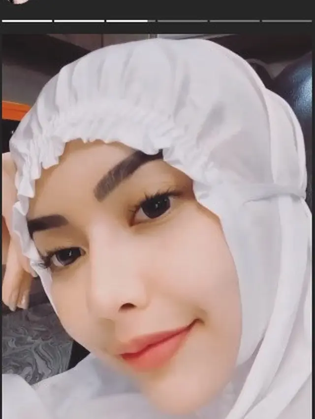 7 Potret Rica Andriani Saat Pakai Hijab Ini Makin Menawan